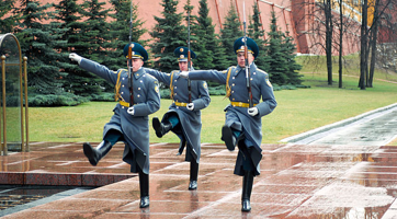 Kremlin Regiment, changing of the guard, Moscow Tomb of the Unknown Soldier. Photo: Andrew Shiva / Wikipedia / CC BY-SA 4.0