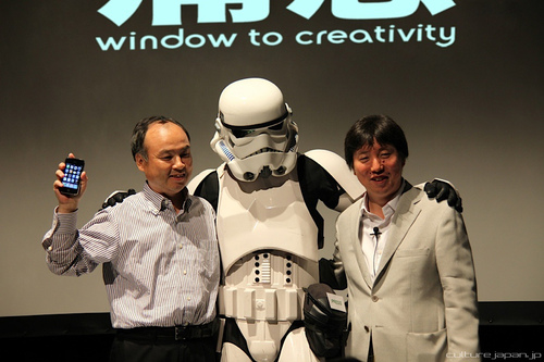 SoftBank Chairman and CEO Masayoshi Son (left) and friends... A key pillar of SoftBank's strategy is 'Aggressive Investment in Internet-related Companies.'
