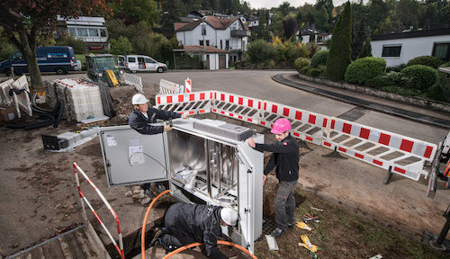 Technicians are hard at work on the extension of Deutsche Telekom's broadband networks.
