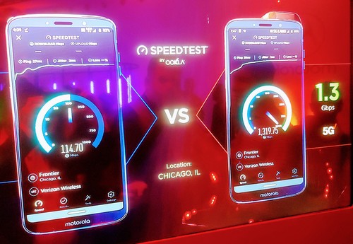 Motorola shows off a 1.3Gbit/s download from Verizon's Chicago 5G network.