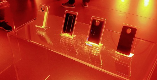Motorola shows off some of its 16 modules. These include a 360 degree camera and speaker add-ons, as well as the snap-on 5G module.