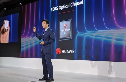 Huawei's Peng Song, president of Carrier Group marketing, holds up the 800G optical module for the audience in London. (Note: It's in his right hand...)