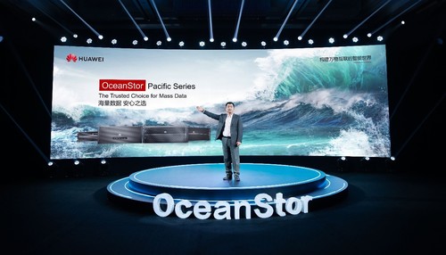 Peter Zhou, President of Huawei Data Storage and Intelligent Vision Product Line, releasing the next-generation OceanStor Pacific Series.