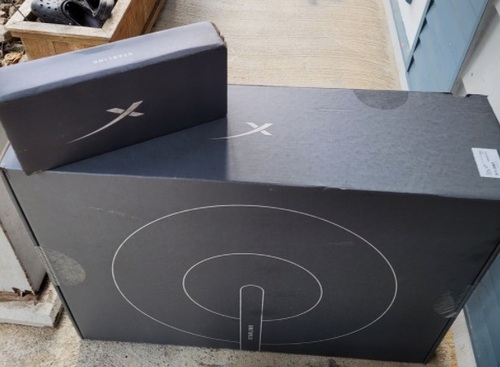 Starlink beta users receive a kit containing the satellite dish and router.
(Image source:
Reddit user Akumzy)