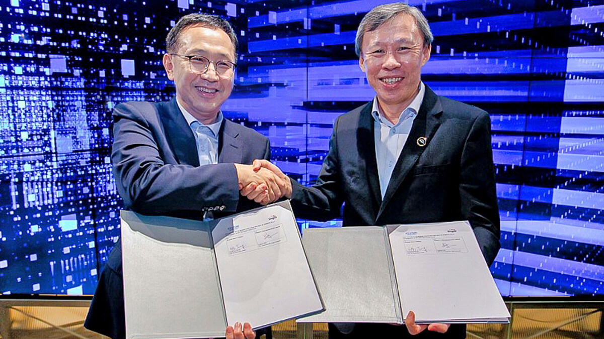 Shake on it: Singtel's Andrew Lim and Hyundai's Hong Bum Jung take the obligatory group MoU shot. (Source: Hyundai)