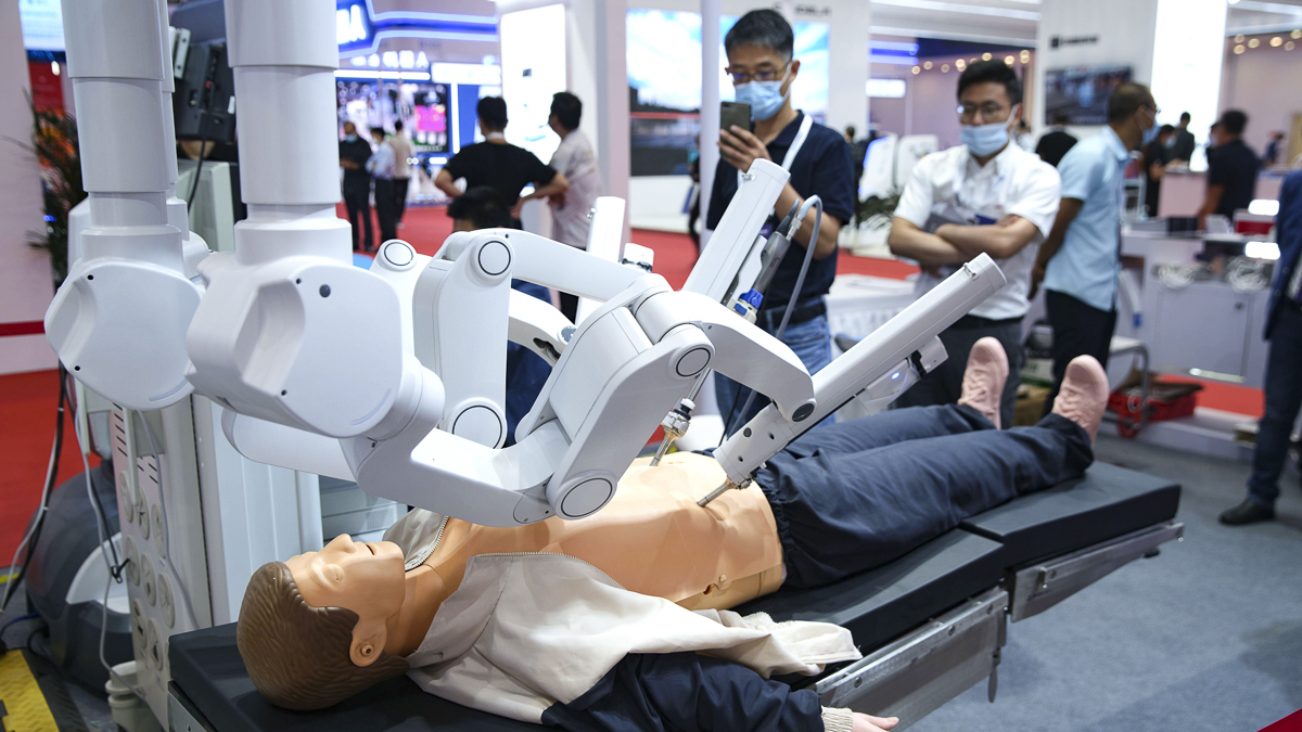 Trancher Et Dés : La Chirurgie À Distance (Ci-Dessus) Est L'Un Des Cas D'Utilisation De La 5G Que Les Opérateurs Chinois Mettent De Côté.  (Source : Sipa Us / Alamy Banque D'Images)