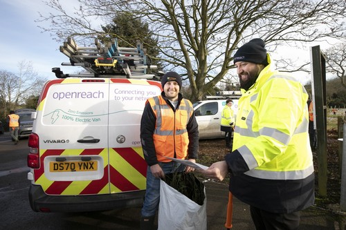 Pouvez-vous le creuser? Les ingénieurs d'Openreach ont répandu l'amour des arbres dans le Lincolnshire. (Source : Openreach)