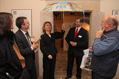 Ursula von der Leyen with a brolly ... because cloud, you see (Source: Michael Panse)