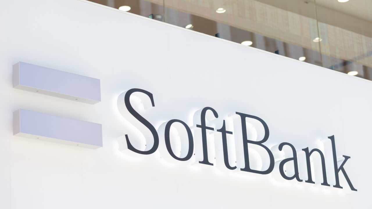 SoftBank takes 50 billion yen (US$339.6 billion) hit from Japan mobile price wars but forecasts improvement next year.
 (Source: SOPA Images Limited/Alamy Stock Photo)