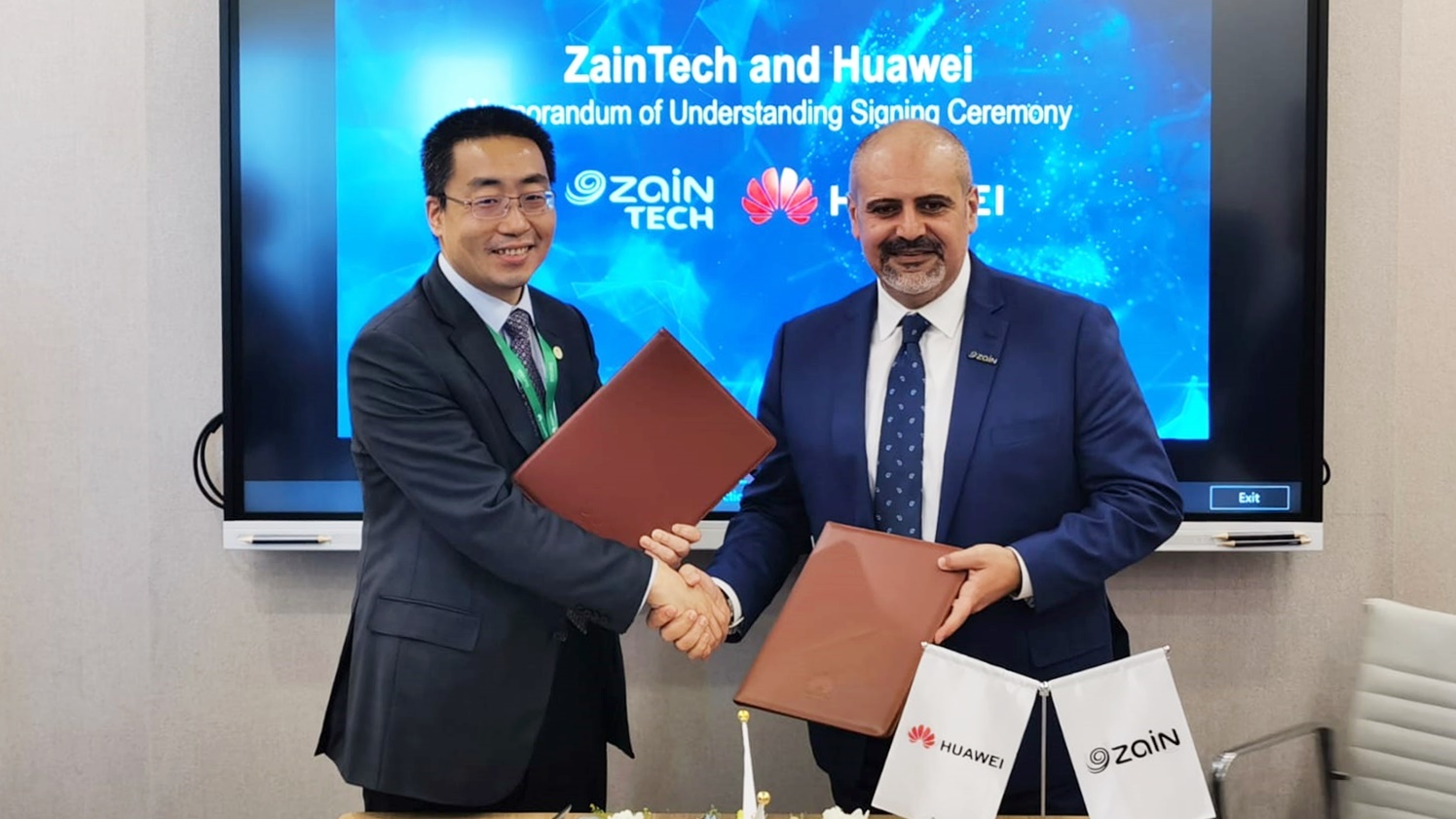 Andrew Hanna, CEO of ZainTech, and An Jian, President of Carrier Network Business Group at Huawei Middle East, signing the MoU.