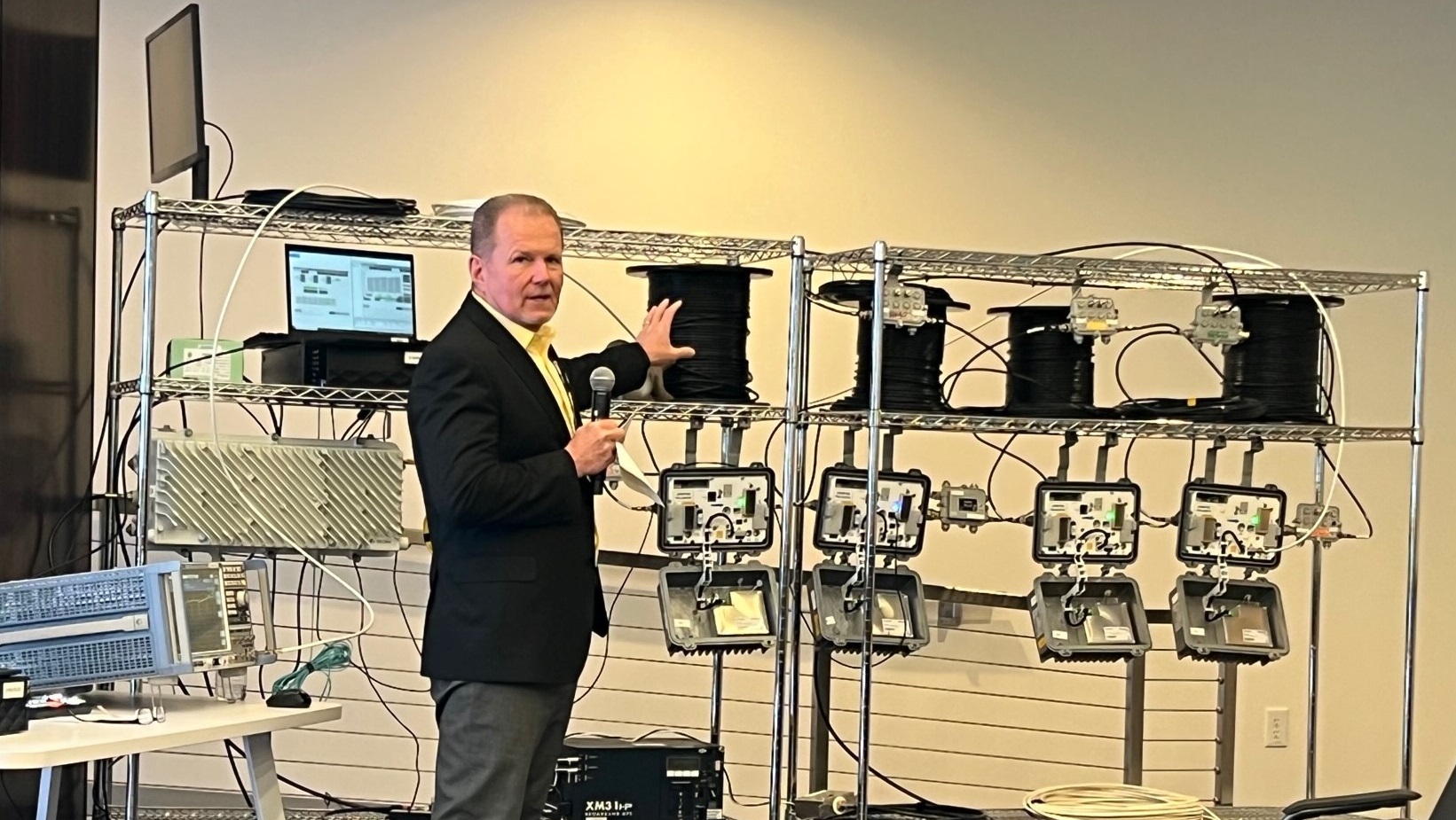 Charter's John Williams shed some technical light on Charter's demo of DOCSIS 4.0 running on a four-amp cascade.
(Source: Jeff Baumgartner/Light Reading)