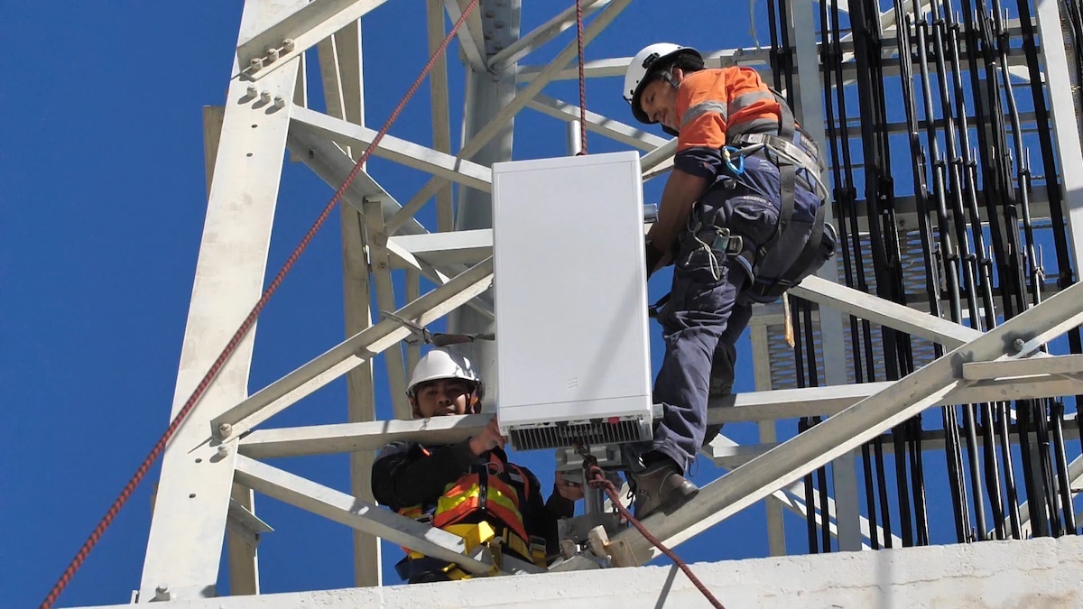 A traditional mast site where all the components are provided by Ericsson. (Source: Ericsson)
