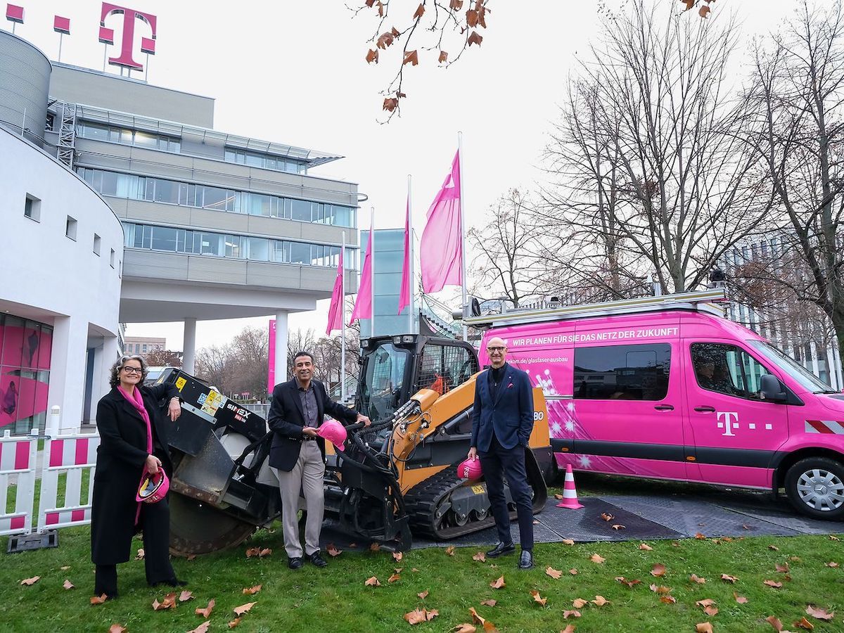 Deutsche Telekom top execs Claudia Nemat (head of tech and innovation), Srini Gopalan (head of Germany) and CEO Timotheus Hottges pose for the camera. (Source: Deutsche Telekom)