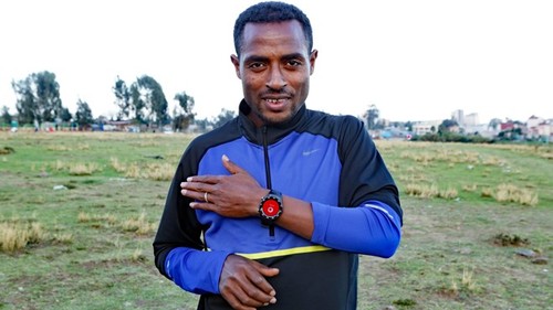 Marathon runner Kenenisa Bekele shows off the Vodafone SUB2 app.