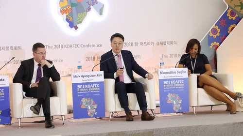 Kim Hyeong-joon (center), managing director of KT Global Business Unit, at the KOAFEC Public-Private Partnership Forum held at BEXCO in Busan.