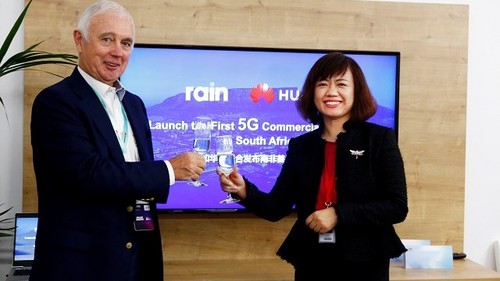 Paul Harris, Rain chairman, and Jacqueline Shi, president of Huawei's cloud core network product line, celebrate their 5G developments. 