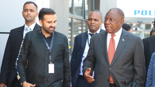 Mara Group CEO Ashish Thakkar gives South African President Cyril Ramaphosa a tour of the Mara smartphone manufacturing plant in Durban. (Source: Twitter) 