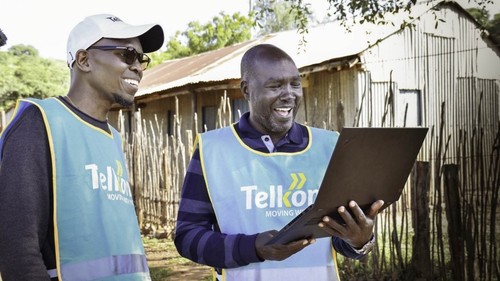 Telkom Kenya executives use the Loon service for the first time in Radad, Kenya. Source: Loon. 