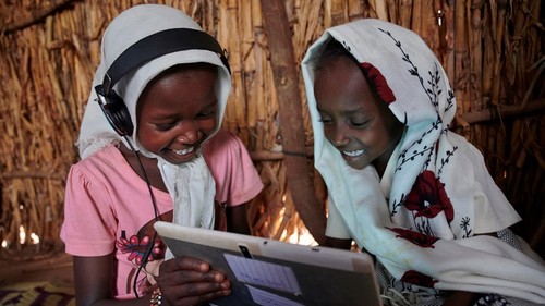 Children use a tablet at the UNICEF supported Debate e-Learning Center in a village on the outskirts of Kassala in Eastern Sudan.  (Source: UNICEF/UNI232328/Noorani)