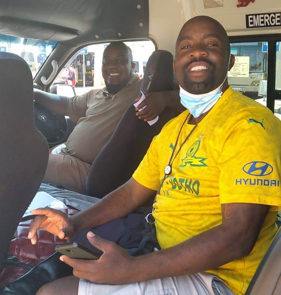 A taxi driver and commuter enjoying the MCT Wi-Fi service.  (Source: MCT)