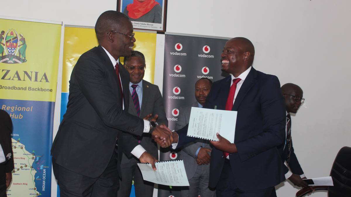 Tanzania Telecommunications Corporation (TTCL) Director General, Peter Ulanga, and Vodacom CEO Sitholizwe Mdlalose at the TTCL headquarters in Dar es Salaam.  (Source: Vodacom Tanzania)