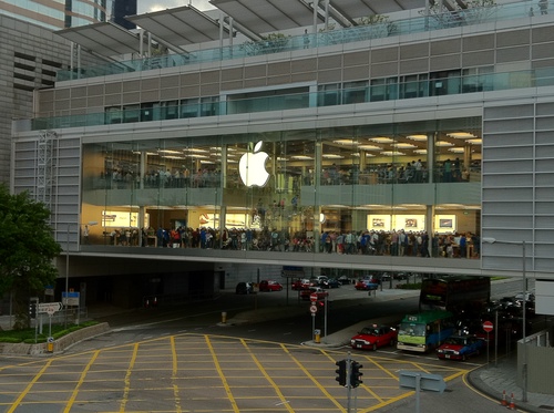 Hong Kong Apple Store. Via Wikipedia(CC BY-SA 3.0)