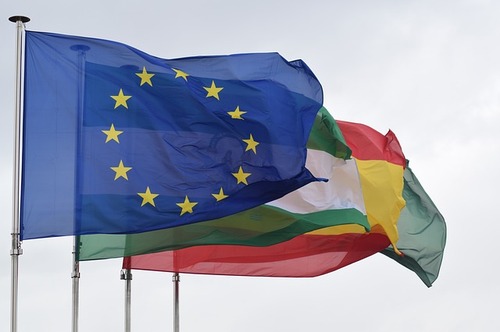 EU nations fly the EU and their country's flag. Likewise, they may have their own interpretation of how providers can advertise fiber -- and that is confusing to consumers and SMBs, argues FTTH Council EU, among others. (Source: Mapixel, under Creative Commons 3.0)

