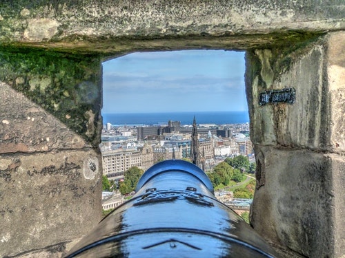 Once again, Edinburgh will meld together old and new, when it combines cobbled streets and cannons with next-gen technologies -- in this case, fiber-optic infrastructure powering smart-city IoT.   (Photo: John Smith,  Pexels)